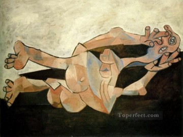 パブロ・ピカソ Painting - カシューの背景に横たわる女性 1938年 パブロ・ピカソ